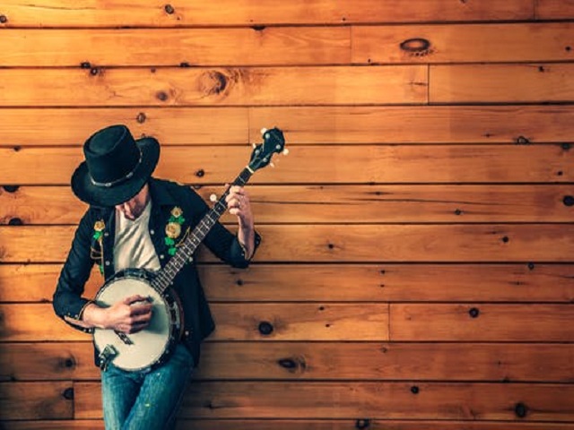 Man som spelar banjo